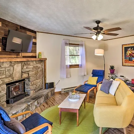 Quaint Maggie Valley Cabin With Smoky Mountain Views